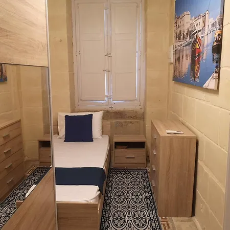 17 Domus Mariae Town House